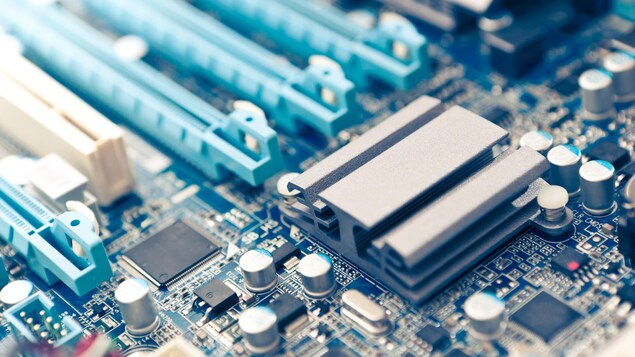 Un gros plan sur les composantes électroniques d'une carte mère d'un ordinateur.