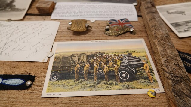 Une carte postale représentant des militaires et des canons.