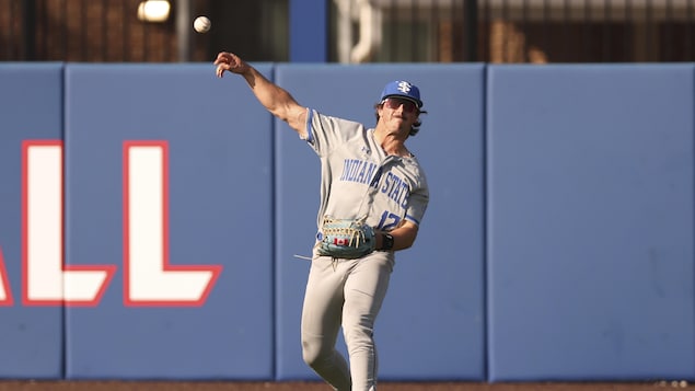Le joueur de baseball d'origine saskatchewanaise Carter Beck lors d'un match à Chicago, le 28 mars 2025.