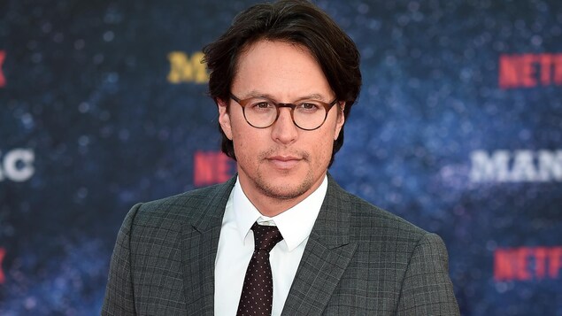Cary Fukunaga pose sur le tapis rouge