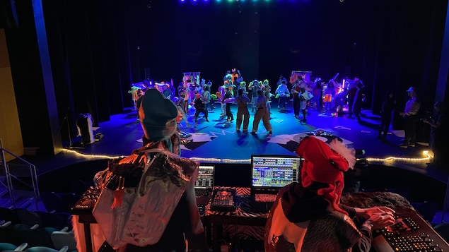 des élèves d'une école sur la scène de la salle principale. 