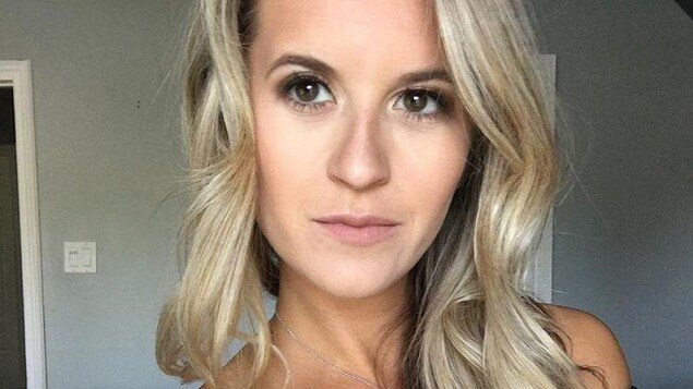 Une femme qui prend un selfie d'elle. Une femme qui prend un selfie d'elle.