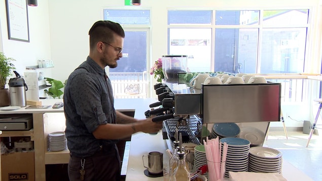 Casey Loseth dans son café à Saskatoon. Casey Loseth dans son café à Saskatoon.