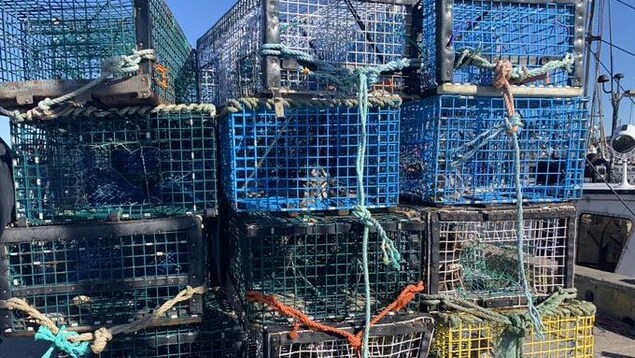 Des casiers empilés sur un quai.