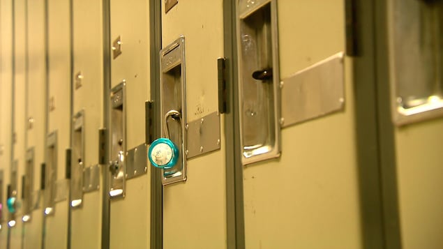 Un cadenas ouvert accroché sur un casier dans une école secondaire de Québec