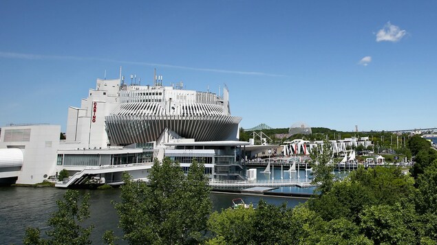Plan panoramique du Casino de Montréal, en été, sous un ciel bleu.