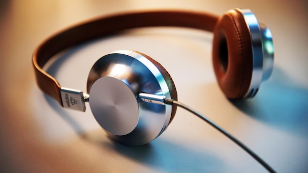 Un casque d'écoute est posé sur une table.