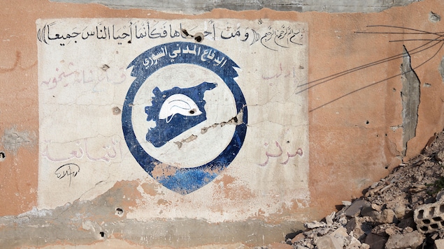 Un logo représentant un casque blanc et bleu est peint sur un mur de béton. Un logo représentant un casque blanc et bleu est peint sur un mur de béton.