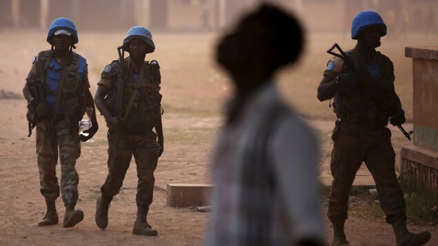 Des Casques bleus patrouillent dans la ville de Bangui, la capitale de la République centrafricaine.