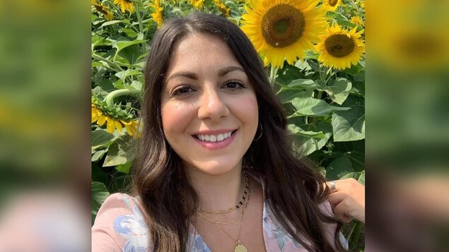 Cassandra Di Maria pose dans un champ de tournesols.