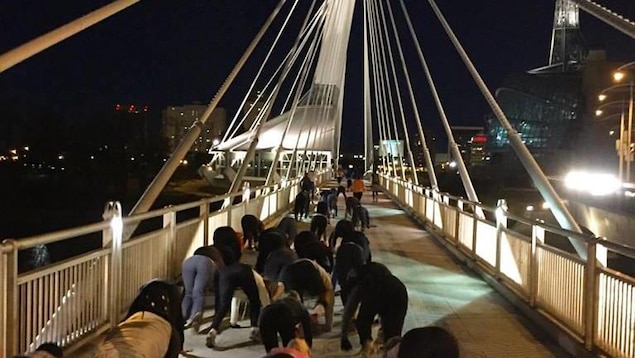 « L’été, je peux traverser l’Esplanade Riel en faisant 174 fentes. Mais dans la neige fondante, je dois en faire 206 », explique Cassandra Curé en riant. « L’été, je peux traverser l’Esplanade Riel en faisant 174 fentes. Mais dans la neige fondante, je dois en faire 206 », explique Cassandra Curé en riant.
