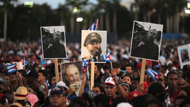 Des personnes brandissent des pancartes de Fidel Castro à Cuba.