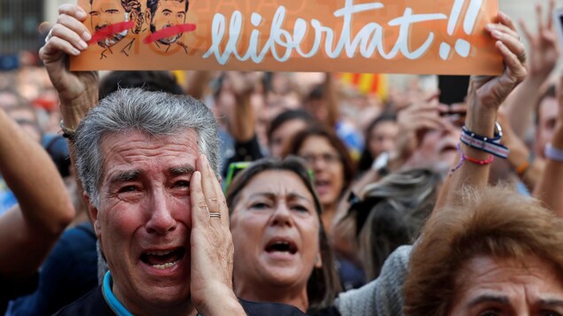 Un Catalan pleure de joie dans la foule à Barcelone