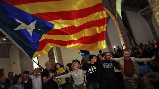 Des partisans de l'indépendance catalane agitent une estelada (drapeau catalan pro-indépendance) au siège de l'Assemblée nationale catalane, à Barcelone. Des partisans de l'indépendance catalane agitent une estelada (drapeau catalan pro-indépendance) au siège de l'Assemblée nationale catalane, à Barcelone.