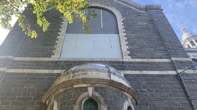 Une façade de l'église en réparation.