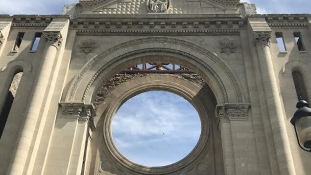 Gros plan sur un mur de la cathédrale Saint-Boniface