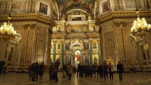 Des gens en train d'admirer le décor magnifique à l'intérieur de la cathédrale Des gens en train d'admirer le décor magnifique à l'intérieur de la cathédrale