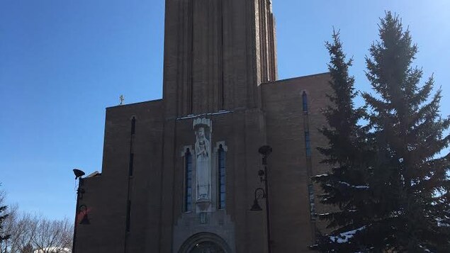 La cathédrale St. Mary’s sous un ciel bleu entourée de neige. La cathédrale St. Mary’s sous un ciel bleu entourée de neige.