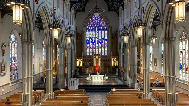 L'intérieur de la cathédrale St. Michael's de Toronto.