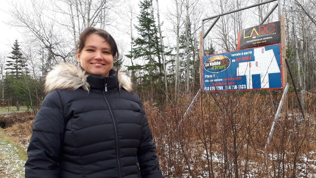 Catherine Boileau devant le chemin Rhéaume.