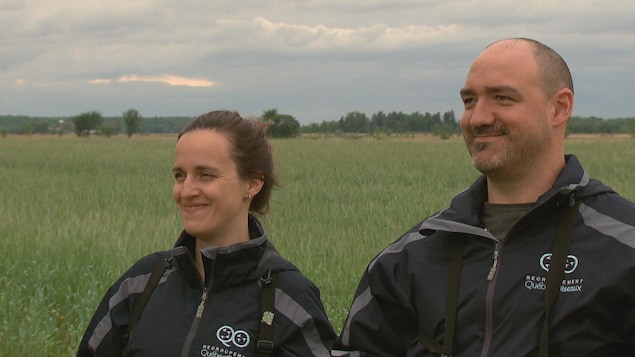 Les biologistes Catherine Dion et Stéphane Lamoureux du Regroupement QuébecOiseaux
