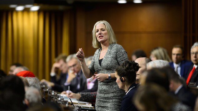 Catherine McKenna lors d'une allocution.