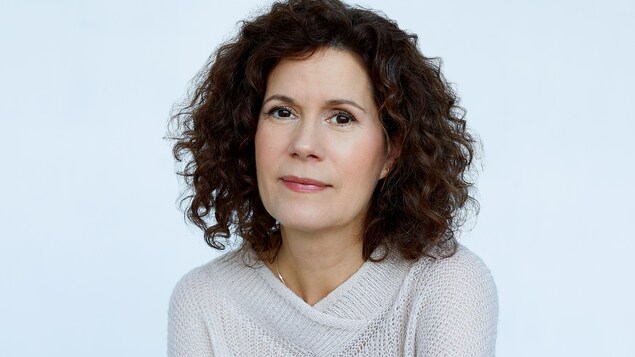 Catherine Perrin esquissant un sourire.