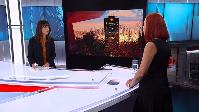 La journaliste-présentatrice du Téléjournal, Marie-Eve Bédard, écoute Catherine Tait, nouvelle PDG de Radio-Canada/CBC lors d'une entrevue en studio avec l'image de la tour de Radio-Canada en fond de scène La journaliste-présentatrice du Téléjournal, Marie-Eve Bédard, écoute Catherine Tait, nouvelle PDG de Radio-Canada/CBC lors d'une entrevue en studio avec l'image de la tour de Radio-Canada en fond de scène