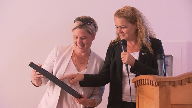 La gouverneure générale Julie Payette a remis l'encadrement d'une photo de la péninsule gaspésienne prise de l'espace à la mairesse de Percé, Cathy Poirier. La gouverneure générale Julie Payette a remis l'encadrement d'une photo de la péninsule gaspésienne prise de l'espace à la mairesse de Percé, Cathy Poirier.