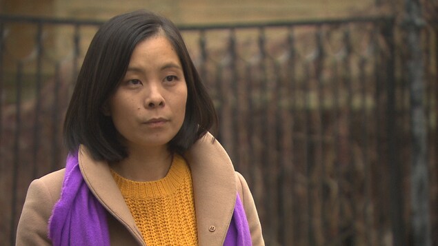 Cathy Wong écoute les questions de notre journaliste, à l'extérieur.