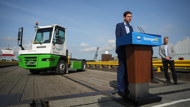Le premier ministre de la Colombie-Britannique, David Eby, se tient derrière un podium ajustable lors d'une annonce au terminal de traversiers de Delta, le jeudi 27 avril 2023.