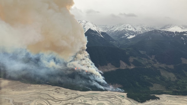 Vue aérienne du feu de forêt de 50 hectares de Truax Creek, à 12 km au nord-est de la communauté de Gold Bridge, en Colombie-Britannique, le lundi 13 mai 2024.