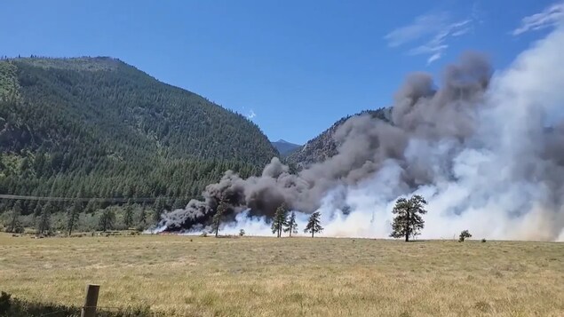 Feu de forêt : 6 résidences détruites et des dizaines de personnes évacuées près de Lytton