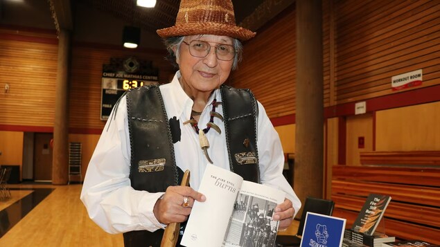 Sam George présente le livre de ses mémoires lors du lancement, à North Vancouver, en mai 2023.