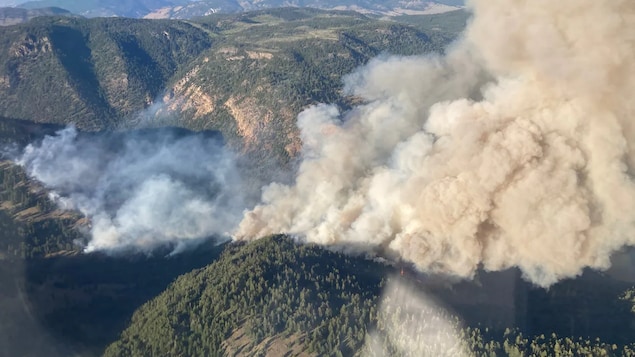 Un feu de forêt s’étend rapidement près de Penticton