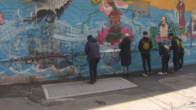 Des artistes s’offrent pour revitaliser une murale vandalisée à Vancouver