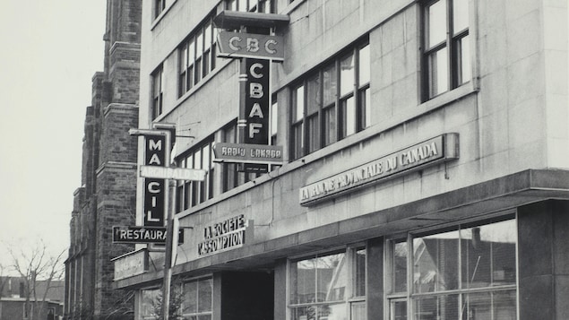 Enseigne de CBAF, voisine d'un restaurant et d'une banque dans un bâtiment à côté de la cathédrale de Moncton.
