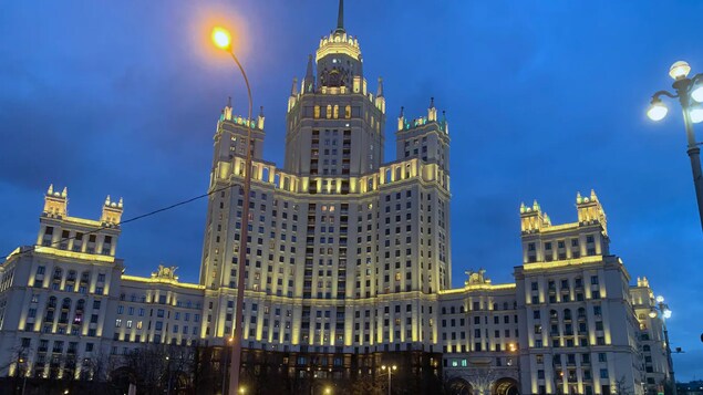 Ang harap ng Kotelnicheskaya Embankment Building.