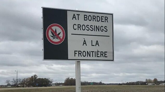 Une affiche indiquant que les produits du cannabis sont interdits à la frontière.