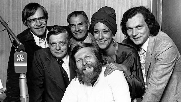 Dans un studio de radio, le journaliste Claude Bisaillon, le chroniqueur météo Alcide Ouellet, le chroniqueur agricole Paul Boutet, l'animateur Joël Le Bigot, la chroniqueuse artistique Francine Grimaldi et
le journaliste Michel Pelland sont regroupés.