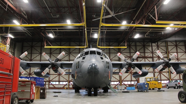 Un avion de type CC-130H Hercules dans un hangar à Winnipeg.