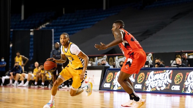 Des joueurs de la Ligue canadienne élite de basketball en pleine action.