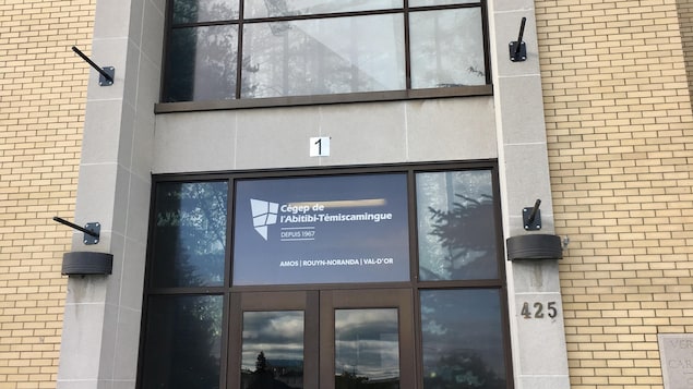 La porte d'entrée avec le logo du Cégep.