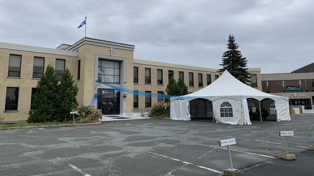 Une tente est érigée devant le campus de Rouyn-Noranda du Cégep de l'Abitibi-Témiscamingue.