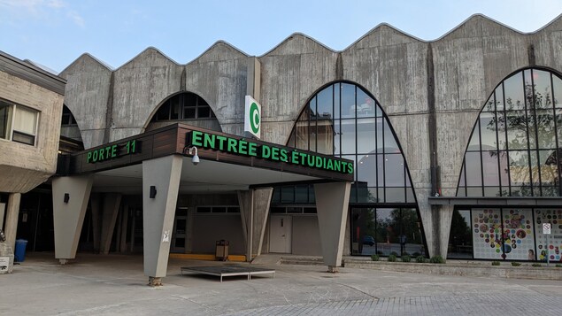 Un collège vu de l'extérieur.