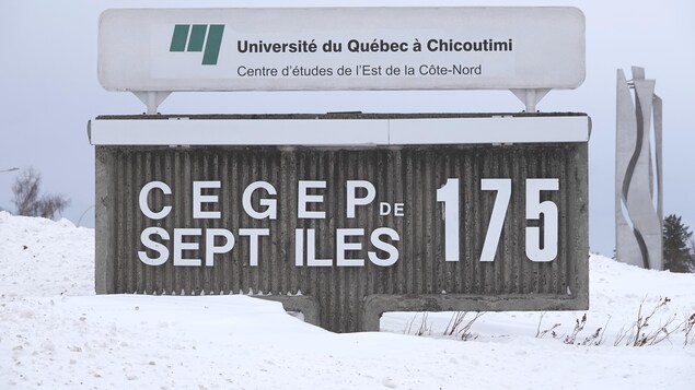L'enseigne en bordure de rue est entourée de neige.