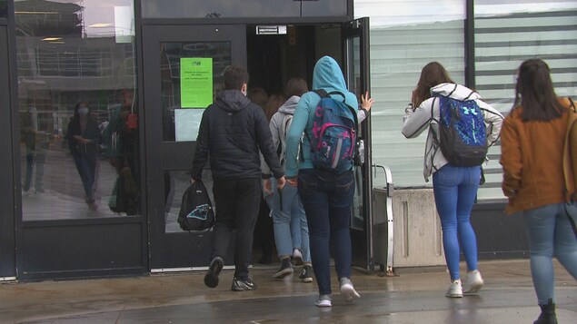 Des élèves entrent dans un cégep.