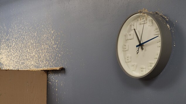 Une horloge est installée sur le mur d'une classe.