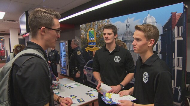 Jeunes qui parlent au Cégep de Trois-Rivières Jeunes qui parlent au Cégep de Trois-Rivières