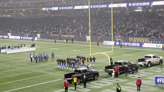 Les Blue Bombers célèbrent leur conquête de la Coupe Grey avec leurs partisans